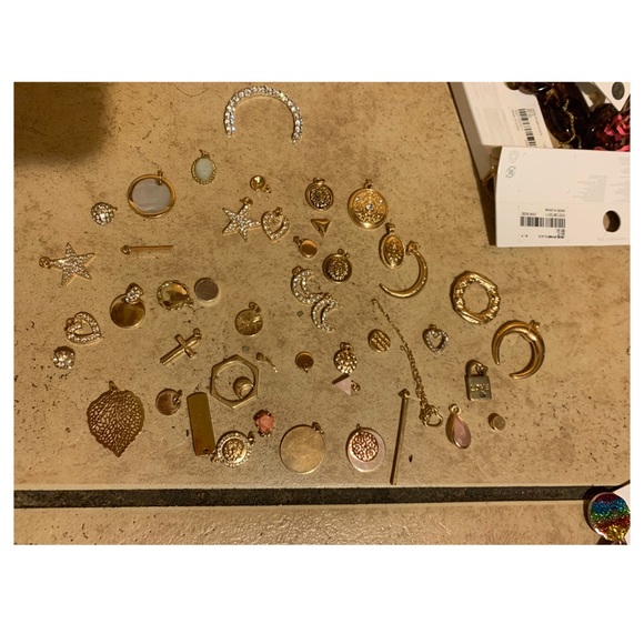 I’m selling this entire box I got full of jewelry! - Picture 7 of 8